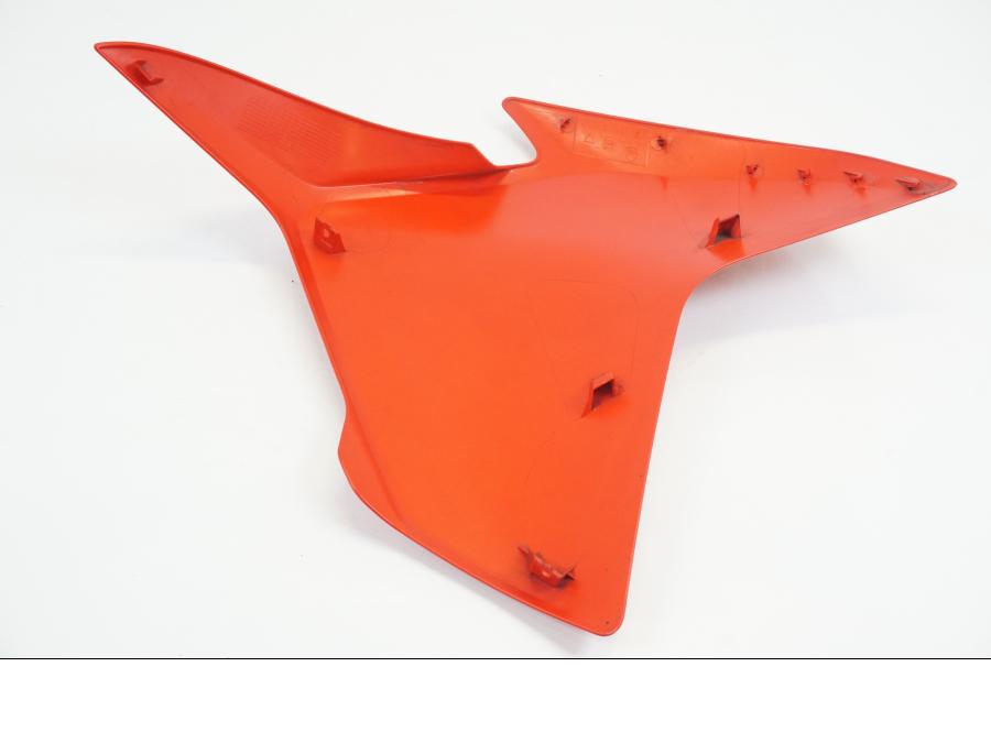 Snett uppifrån på Sidkåpa från en Ducati Multistrada 1260 s -2020 motorcykel.