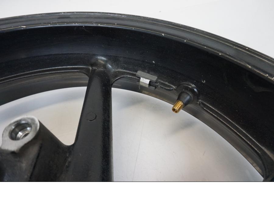 Snett uppifrån på Fälg från en Honda CB 750 -2002 motorcykel.