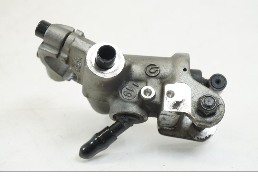 Höger sida på Bromshuvudcylinder från en Ducati Streetfighter S -2011 motorcykel.