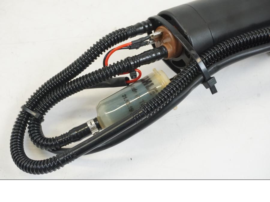 Snett nerifrån på Bensinpump insprut från en Husqvarna 701 Supermoto -2020 motorcykel.