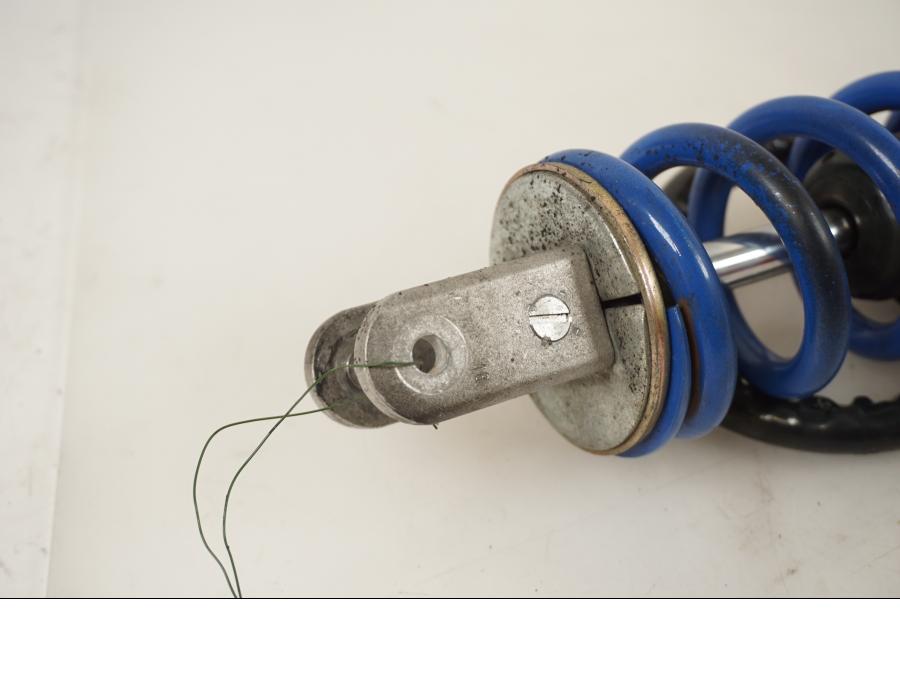 Baksidan på Stötdämpare från en Buell XB9S -2003 motorcykel.