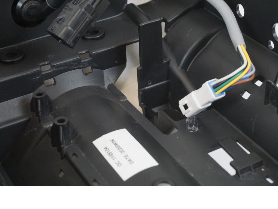 Snett nerifrån på Instrumentpanel från en Husqvarna 701 Supermoto -2020 motorcykel.