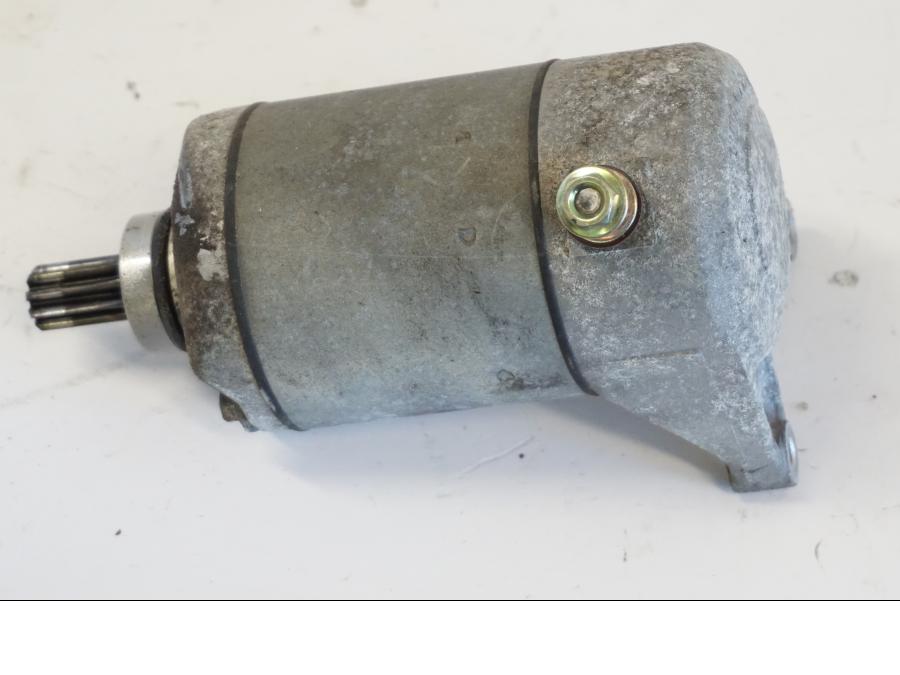 Snett uppifrån på Startmotor från en Yamaha YZF 1000 R -1997 motorcykel.