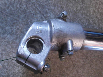 Vänster sida på Gaffelben från en Suzuki DRZ 400 -2006 motorcykel.