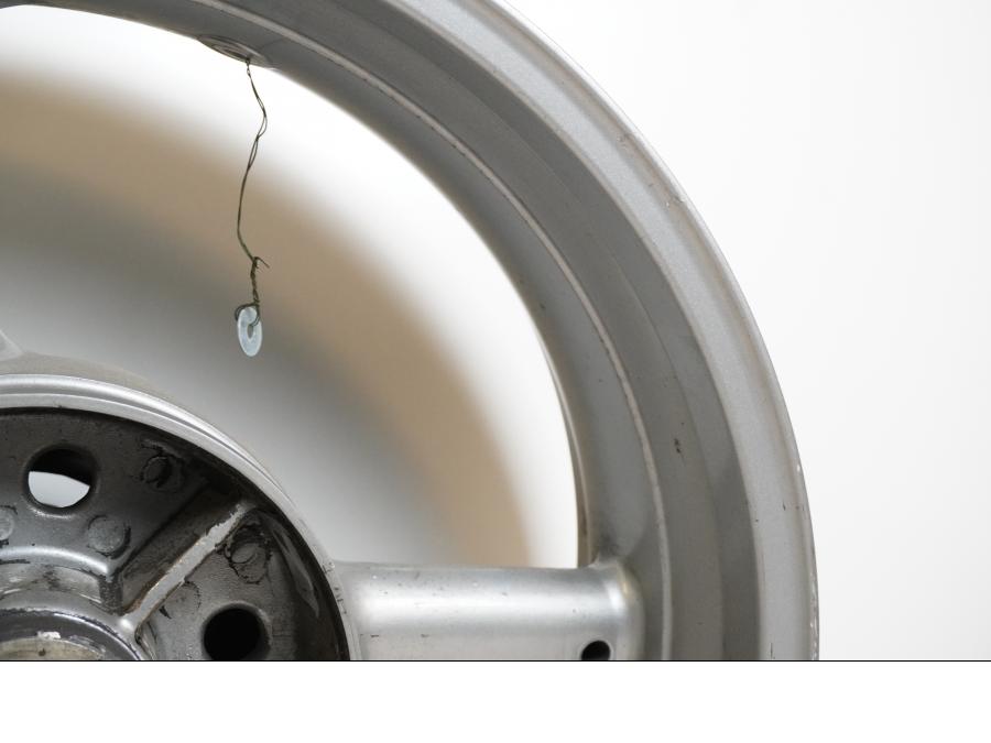 Vänster sida på Fälg från en Triumph Sprint RS -2000 motorcykel.