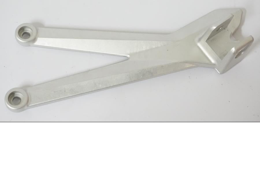 Framsidan på Fotpinnefäste från en KTM 690 SMCR -2021 motorcykel.