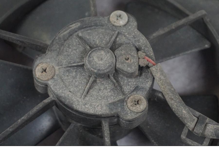 Vänster sida på Vattenkylfläkt från en Triumph Tiger -2009 motorcykel.