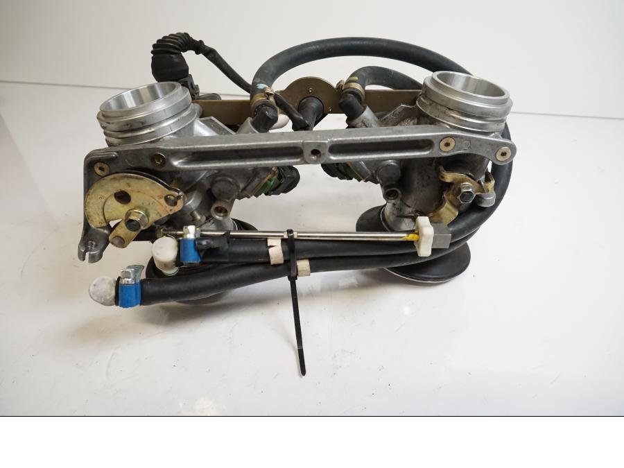 Snett uppifrån på Spjällhus från en Ducati 748 -2001 motorcykel.