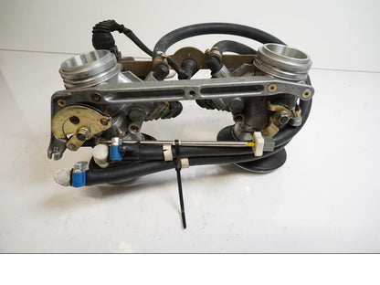 Snett uppifrån på Spjällhus från en Ducati 748 -2001 motorcykel.