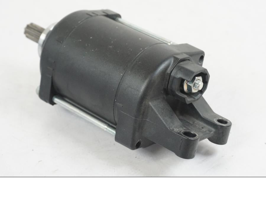 Vänster sida på Startmotor från en Yamaha MT-07 -2019 motorcykel.