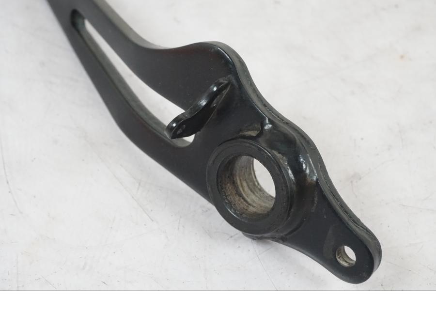 Höger sida på Bromspedal från en Suzuki GSX-S 1000 -2017 motorcykel.