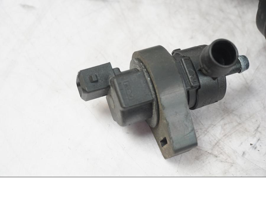 Vänster sida på Fuel Evap System från en BMW F 800 R -2018 motorcykel.