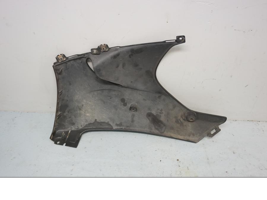 Baksidan på Magkåpa från en Honda CBR 900 RR -1996 motorcykel.