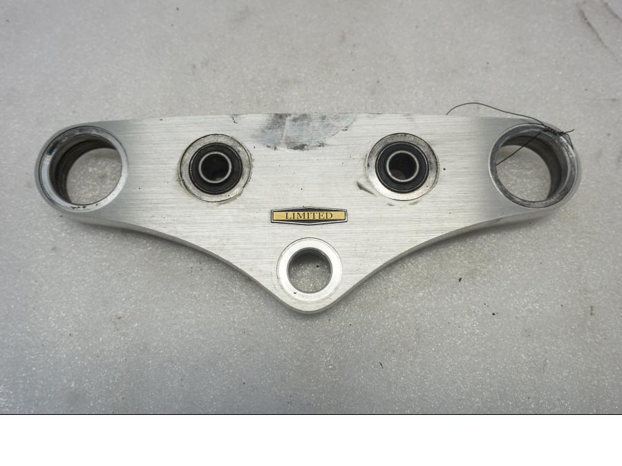 Framsidan på Gaffelkrona från en Suzuki VL 800 -2004 motorcykel.