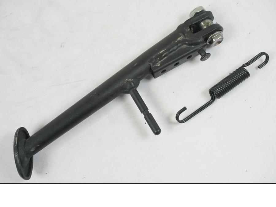 Framsidan på Sidostöd från en Kawasaki Z 900 -2021 motorcykel.