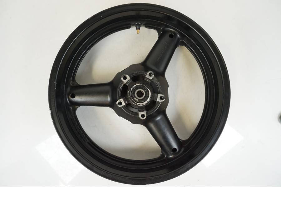 Framsidan på Fälg från en Suzuki GSX 600 F -1998 motorcykel.