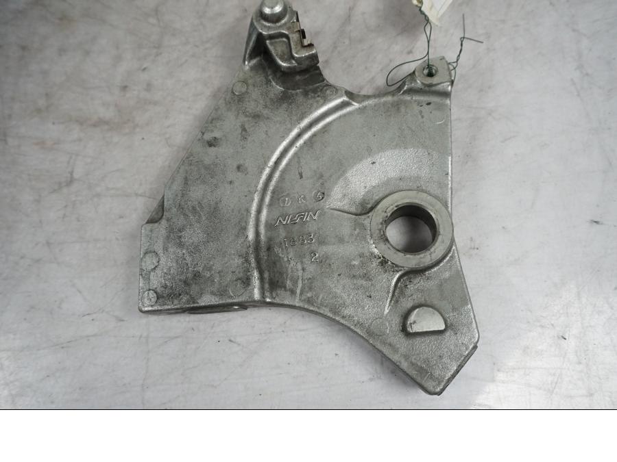 Framsidan på Bromsoksfäste från en Kawasaki Z 1000 -2008 motorcykel.