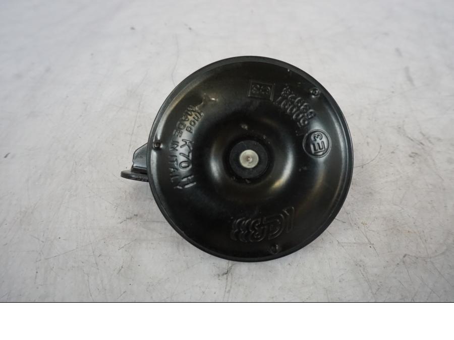 Framsidan på Signalhorn / Tuta från en KTM 1290 Super Duke R -2023 motorcykel.