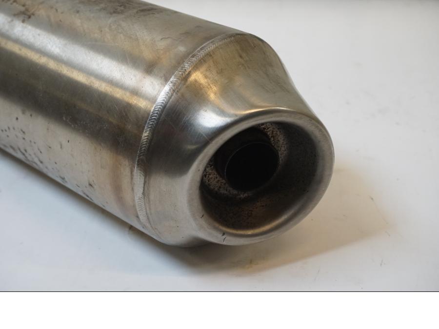 Snett nerifrån på Ljuddämpare från en KTM 990 SM -2008 motorcykel.