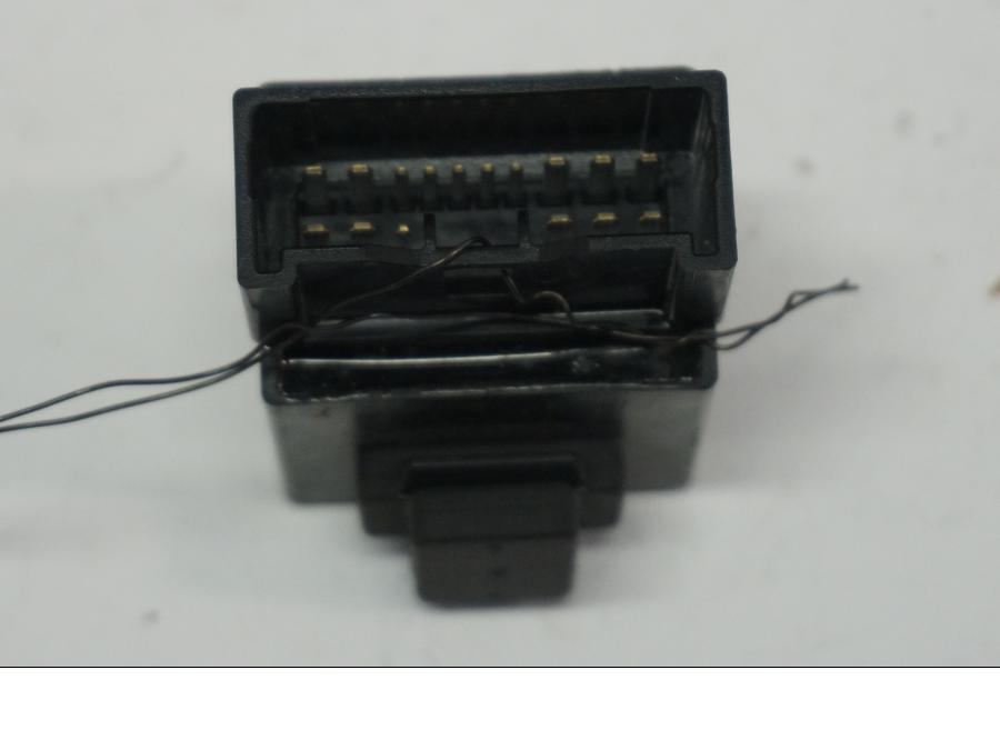 Baksidan på Bensinpumpsrelä från en Yamaha FZ1-SA -2007 motorcykel.