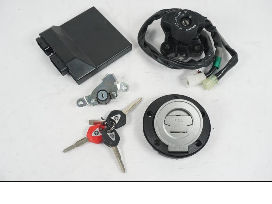 Framsidan på <p>Låssats från Yamaha MT-09 Tracer ABS 2016.</p>

<p>Tändningslås, antenn, cdi/ecu (2SC-8591A-00), tanklock, sadellås, 1st röd nyckel och 2st svarta nycklar</p> motorcykel.