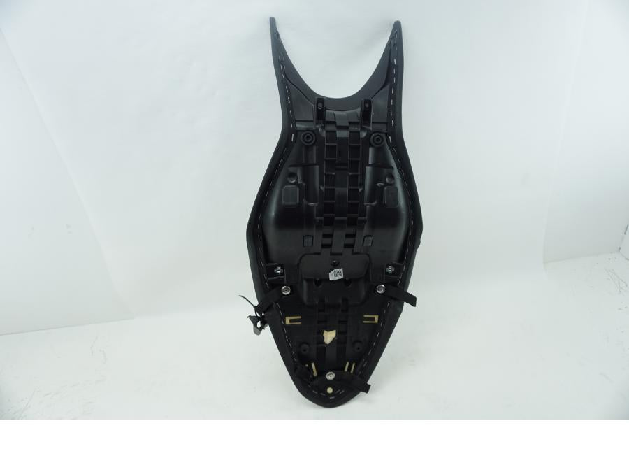 Snett uppifrån på Sadel från en Ducati Supersport 939 -2018 motorcykel.