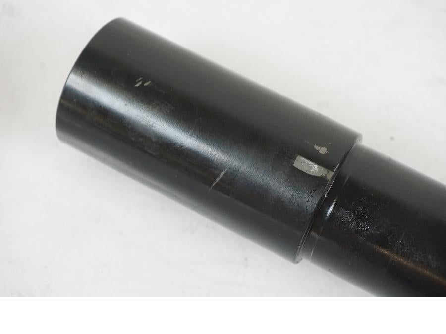 Baksidan på Axel från en KTM 1290 Super Duke R EVO -2023 motorcykel.