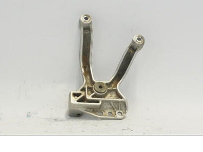 Baksidan på Fotpinnefäste från en Suzuki DL 1000 -2003 motorcykel.