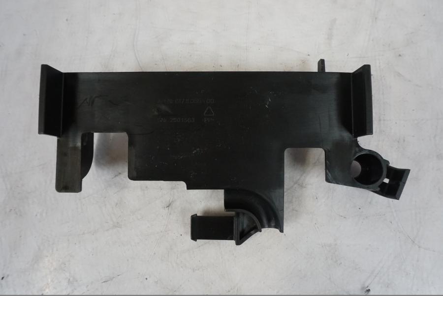 Vänster sida på Batterihållare från en KTM 1290 Super Duke R -2023 motorcykel.