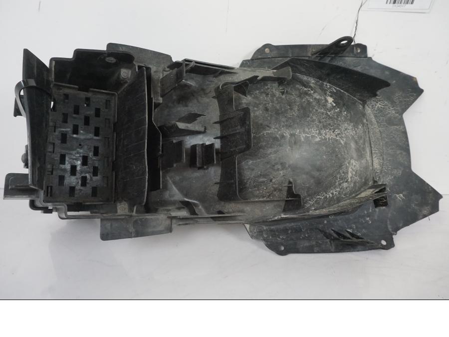 Vänster sida på Undertail från en Suzuki SV 650 S -2005 motorcykel.