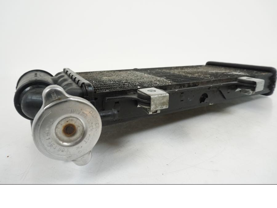 Snett uppifrån på Vattenkyl från en BMW F 650 CS -2002 motorcykel.