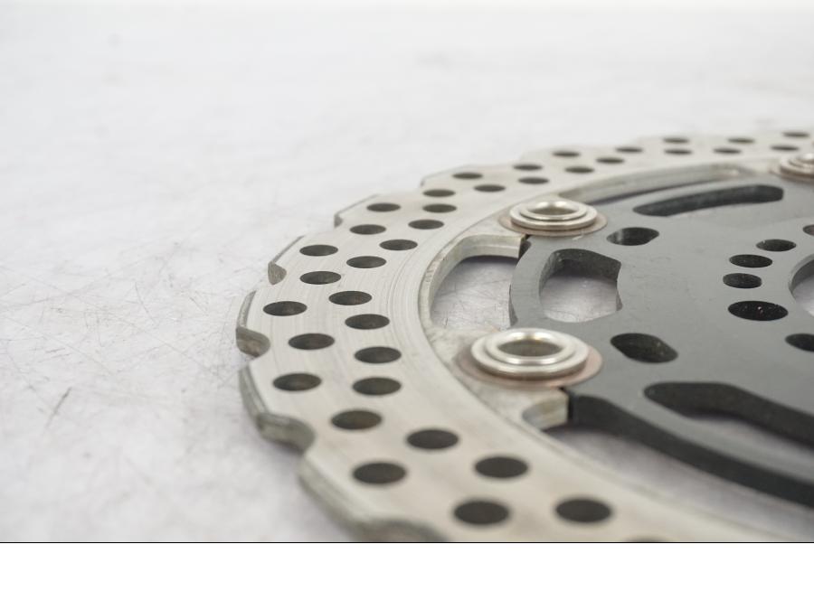 Vänster sida på Bromsskiva från en Kawasaki Versys 1000 -2012 motorcykel.