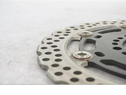 Vänster sida på Bromsskiva från en Kawasaki Versys 1000 -2012 motorcykel.