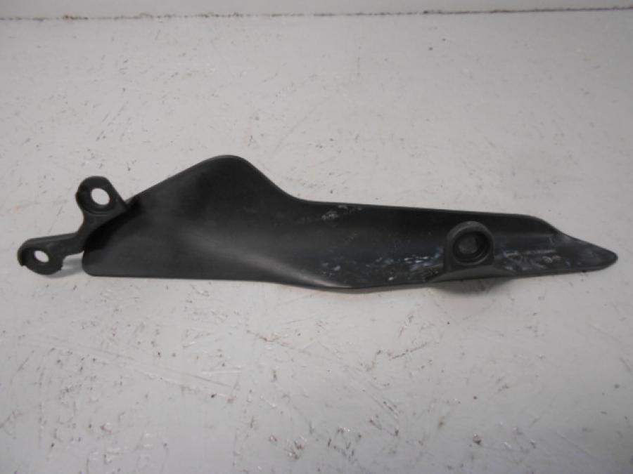 Baksidan på Kedjeskydd från en Ducati Monster 1200 -2014 motorcykel.