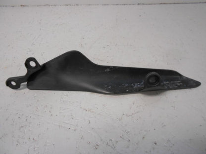 Baksidan på Kedjeskydd från en Ducati Monster 1200 -2014 motorcykel.