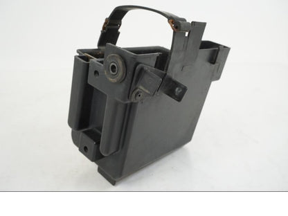 Vänster sida på Batterihållare från en Yamaha FZR 1000 -1990 motorcykel.