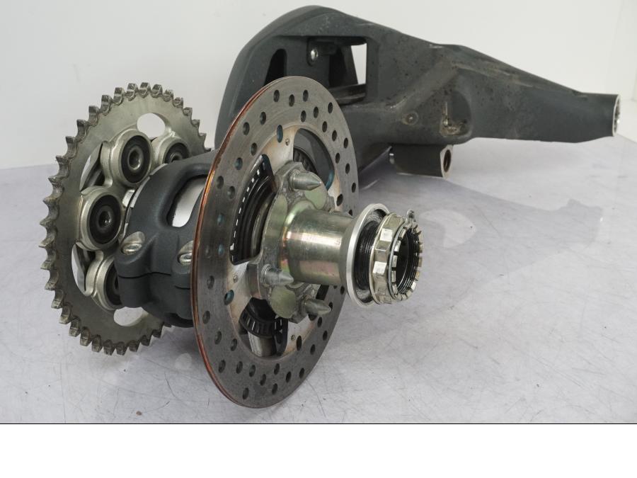 Extrabild5 på Sving från en Ducati Streetfighter V4 -2020 motorcykel.