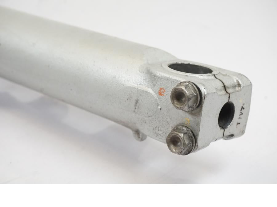 Höger sida på Gaffelben från en Honda NT 700 -2008 motorcykel.