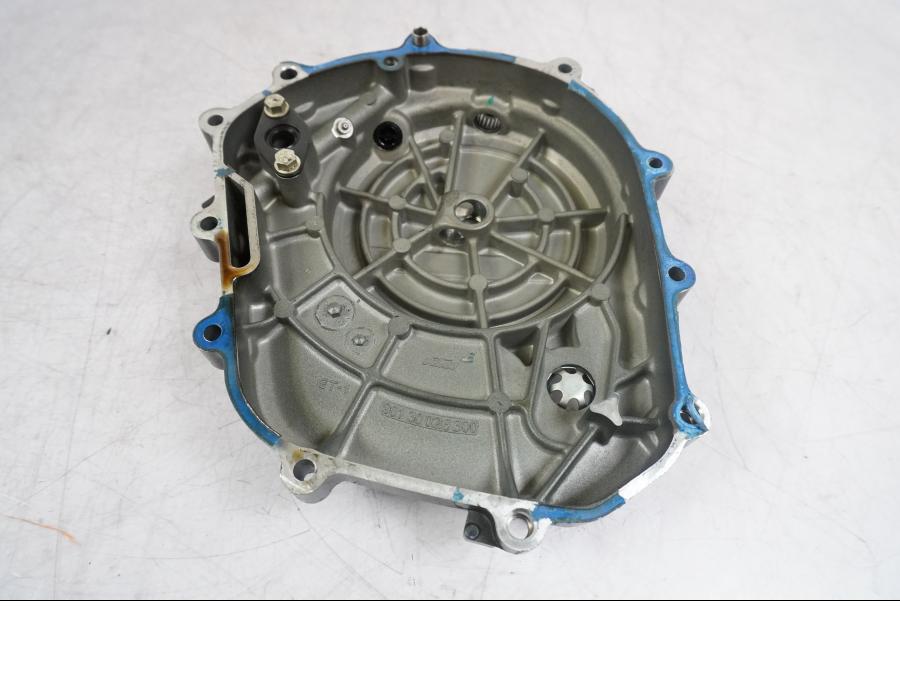 Vänster sida på Kopplingskåpa från en KTM 125 Duke -2017 motorcykel.