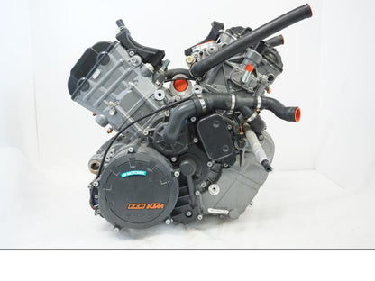 Höger sida på Motor från en KTM 1290 Super Adventure R -2021 motorcykel.