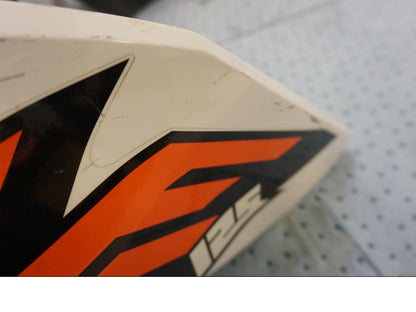 Extrabild1 på Bensintankskåpa från en KTM 125 Duke -2014 motorcykel.