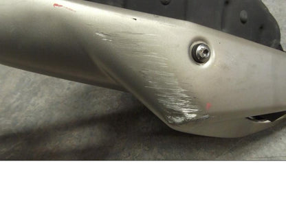Höger sida på Avgassystem från en Honda CB 650 F Hornet -2014 motorcykel.