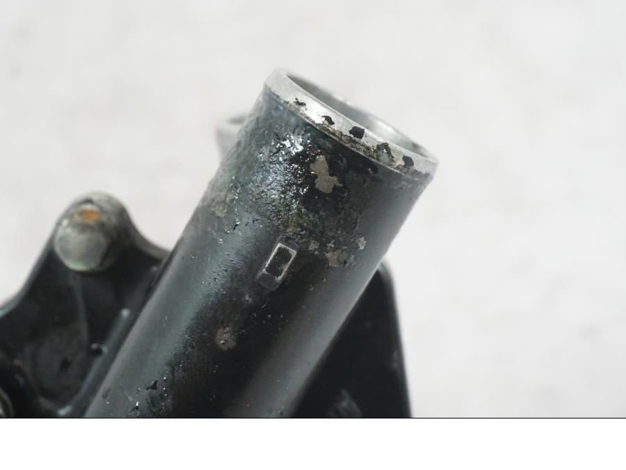 Snett nerifrån på Vattenpump från en Kawasaki ZZ-R 1400 -2009 motorcykel.