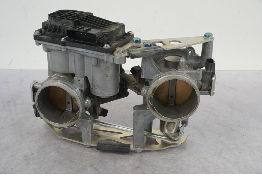 Vänster sida på Spjällhus från en KTM 1290 Super Adventure R -2018 motorcykel.