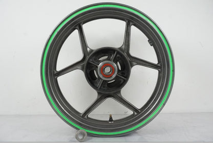 Framsidan på Fälg från en Kawasaki ZX-6R -2005 motorcykel.