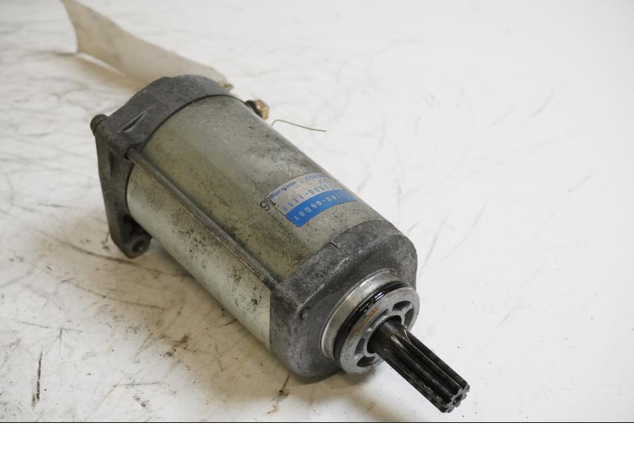 Framsidan på Startmotor från en Suzuki DL 1000 -2006 motorcykel.