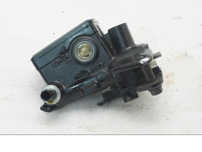 Framsidan på Kopplingshuvudcylinder från en Triumph Legend TT -2000 motorcykel.