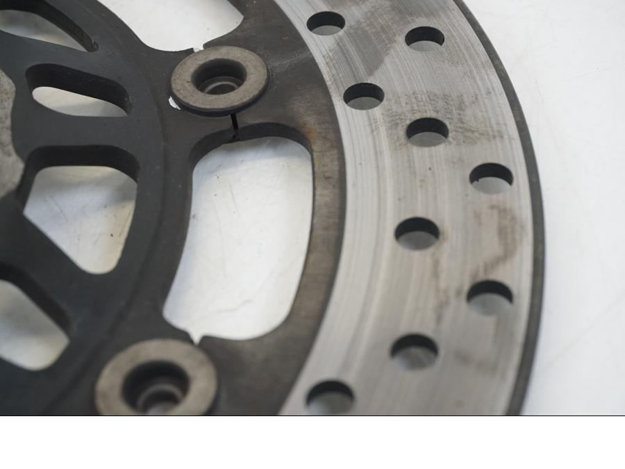 Vänster sida på Bromsskiva från en Triumph TT 600 -2002 motorcykel.