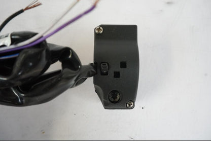 Snett uppifrån på Styrelreglage från en KTM 790 Duke -2019 motorcykel.