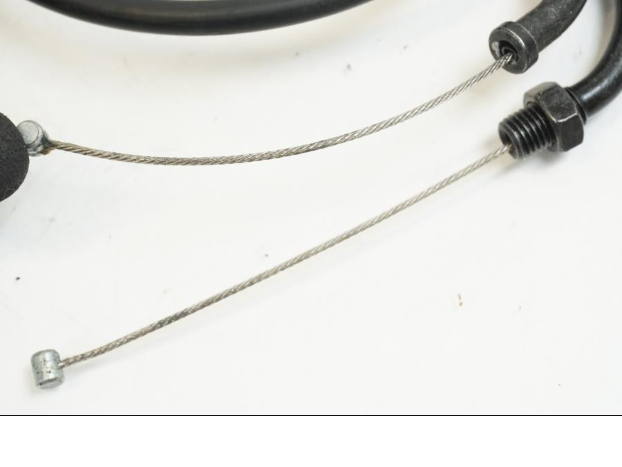 Höger sida på Gasvajer från en Honda CB 650 F Hornet -2017 motorcykel.